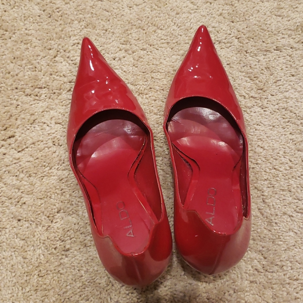 Size 39 patent leather Aldo pump